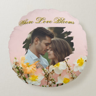 Cojín Redondo Where Love Blooms Round Pillow | Spring Romance