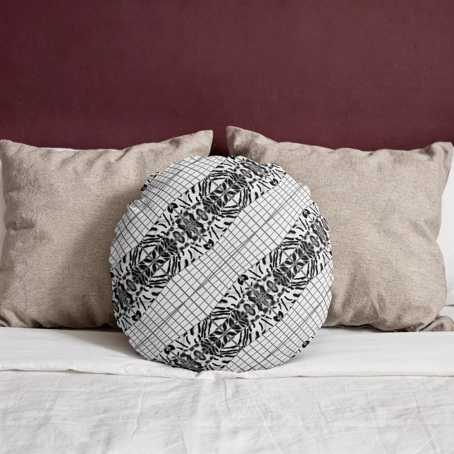 Cojín Redondo Wildcat Matrix - Bengal Cat Leopard Black & White (Round pillow is placed on a bed. )