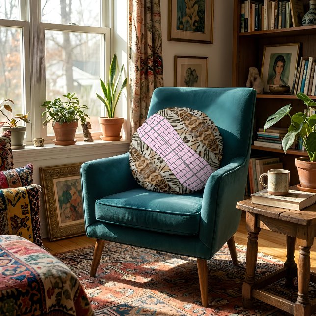 Cojín Redondo Wildcat Matrix - Bengal Cat Leopard Pink Rose (Round pillow is placed on an armchair.)