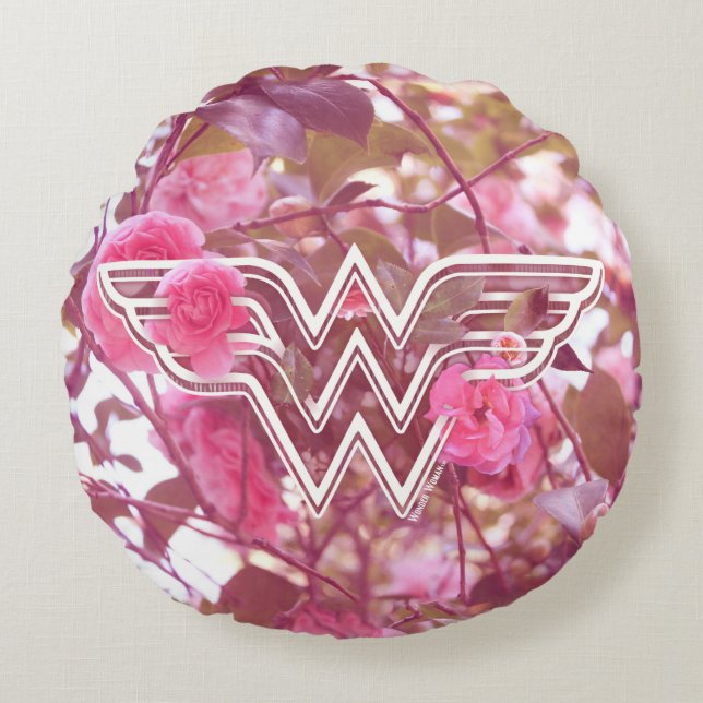Cojín Redondo Wonder Woman Pink Camellia Flowers Logo (Anverso)