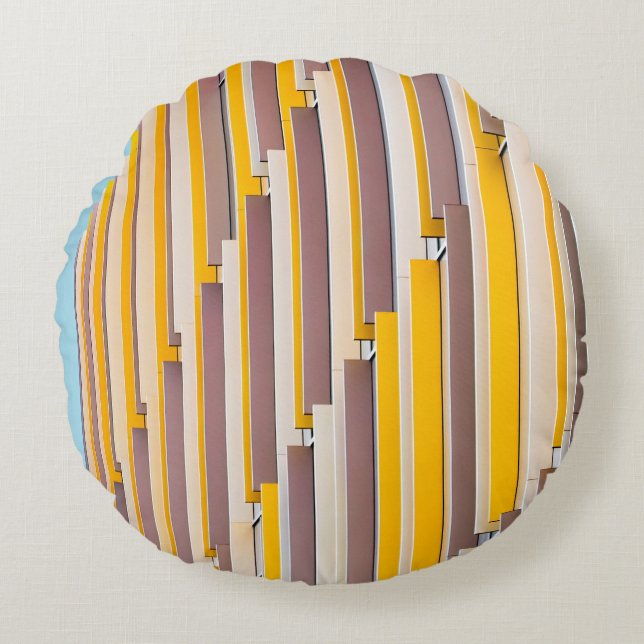 COJÍN REDONDO YELLOW CONCRETE BUILDING DURING DAYTIME (Anverso)