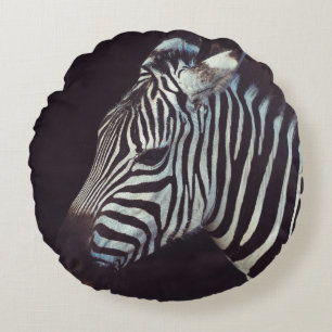 COJÍN REDONDO ZEBRA EN PRINCIPIOS DE ENFOQUE EN ESCASOS