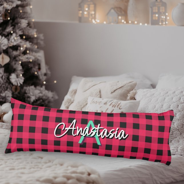 Cojín Rojo Negro Rústico Búfalo Cuadro Plaid Monogramado (A monogrammed body pillow in red and black buffalo check)