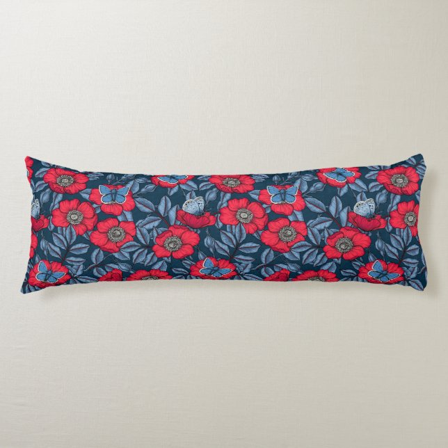 Cojín Rosa de perro y mariposas en azul y rojo (Anverso)