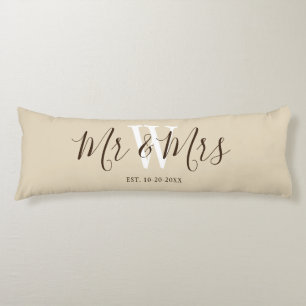 Cojín Sr. y Sra. Beige Script Newlyweds Monogrammed