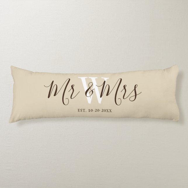 Cojín Sr. y Sra. Beige Script Newlyweds Monogrammed  (Anverso)