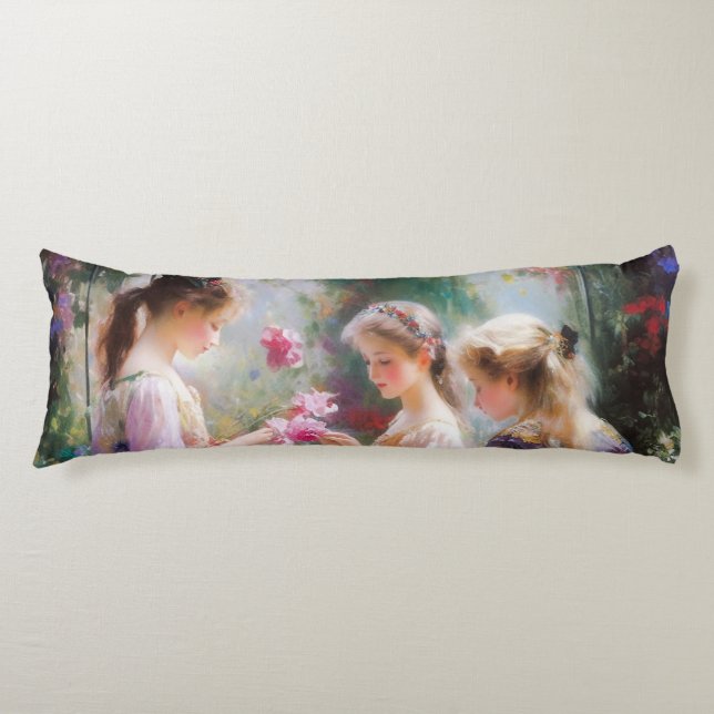Cojín Tres chicas jugando en el jardín (Anverso)