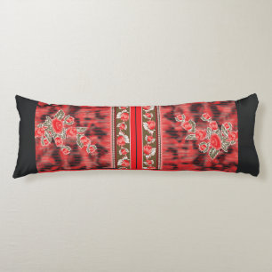 Cojín un diseño floral rojo y verde sobre un fondo negro