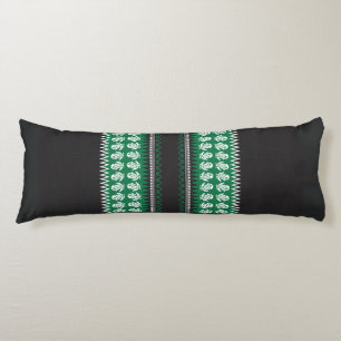 Cojín un patrón verde y negro con un árbol en el medio