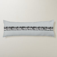 una hilera de botellas de cerveza