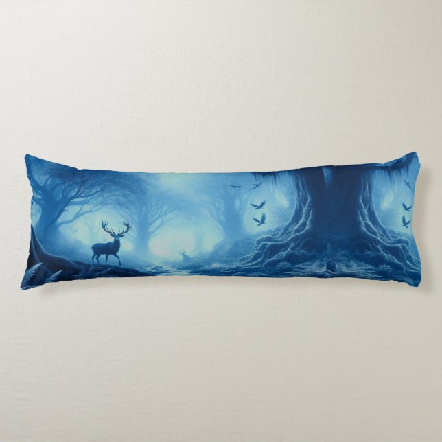 Cojín Venado en un bosque oscuro de niebla azul (Anverso)