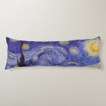 Cojín Vincent Van Gogh Starry Night Vintage Bella Artes<br><div class="desc">Vincent van Gogh Starry Night Bella Artes Painting Starry Night es un cuadro del artista holandés post-impresionista Vincent van Gogh. El cielo azul nocturno está lleno de nubes, estrellas y una luna creciente brillante. La noche estrellada es la única noche de la serie de vistas desde la ventana de su...</div>