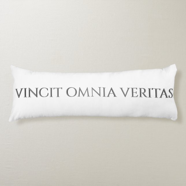 COJÍN VINCIT OMNIA VERITAS BODY PILLOW (Anverso)