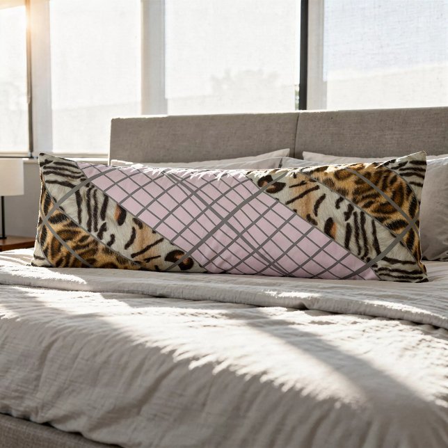 Cojín Wildcat Matrix - Bengal Cat Leopard Pink Rose (Seitenschläferkissen liegt auf dem Bett)