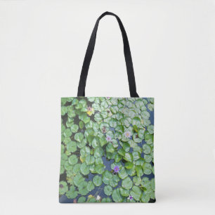 Cojines de lirio de agua en una bolsa de asas