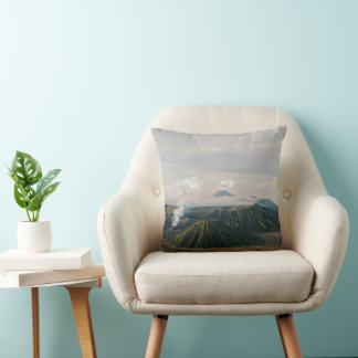 Cojines decorativos con montañas volcánicas en eru