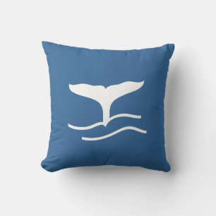 cola de ballena blanca en almohada azul