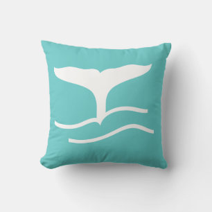 cola de ballena blanca sobre almohada azul turques