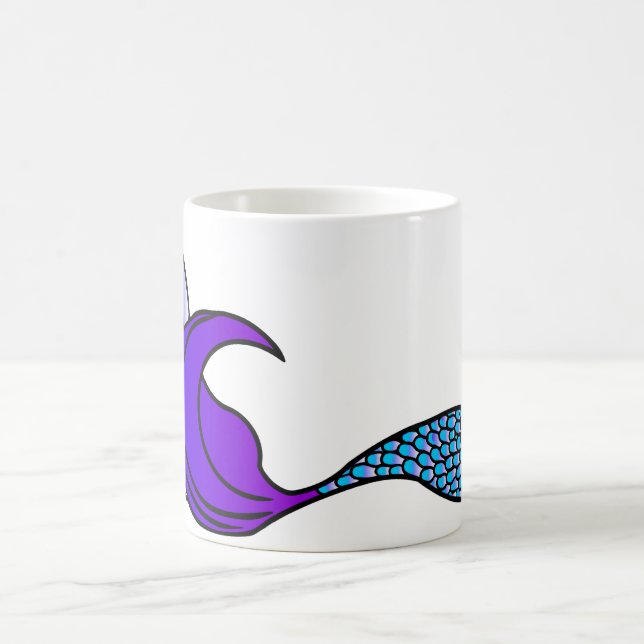 Cola de sirena morada y azul en una taza de café (Centro)