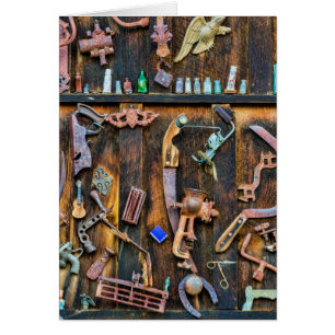 Colección de antigüedades en la pared
