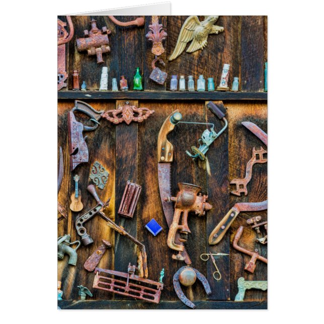 Colección de antigüedades en la pared (Frente)