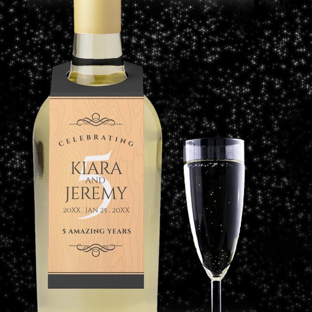 Colgador Para Botellas Celebración del aniversario de bodas de madera del (5th (wood) wedding anniversary bottle hanger with champagne flute on a starry night sky.)