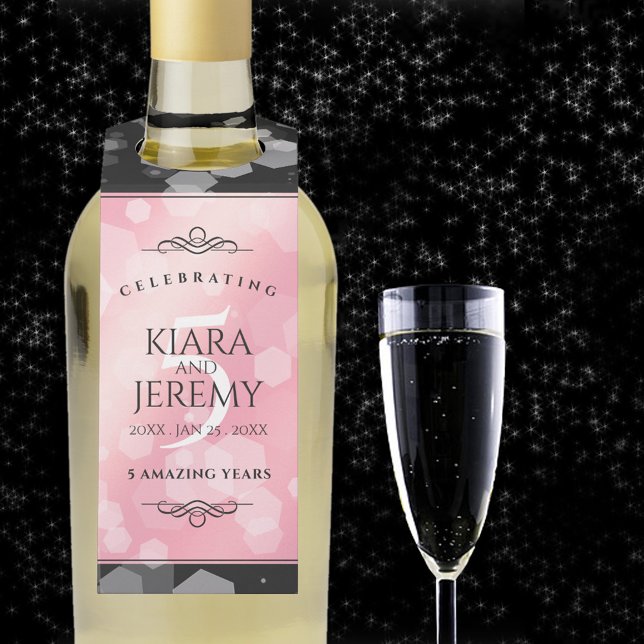 Colgador Para Botellas Elegante 5º Rosa Aniversario del Boda del Cuartz (5th rose quartz wedding anniversary bottle hanger with champagne flute on a starry night sky.)