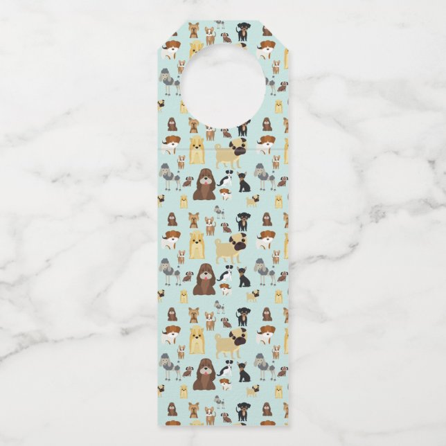 Colgador Para Botellas fondo azul claro patrón de perros. (Anverso)