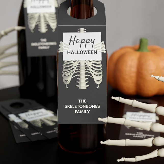 Colgador Para Botellas Halloween Party Spooky Skeleton Black and White (Spooky skeleton Halloween bottle tag with space for your name)