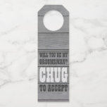 Colgador Para Botellas La propuesta groomsman Chug para aceptar la cervez<br><div class="desc">Empieza la celebración del boda con estilo con graciosas etiquetas de colgador de botellas de cerveza propuesta por el timonel. Como vienen en conjuntos de seis, una idea para agregar nombres personalizados es escribir a mano con un lápiz blanco, gris o negro. El diseño presenta un fondo rústico de madera...</div>