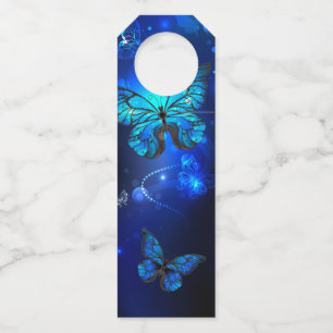 Colgador Para Botellas Mariposa Morpho en fondo oscuro
