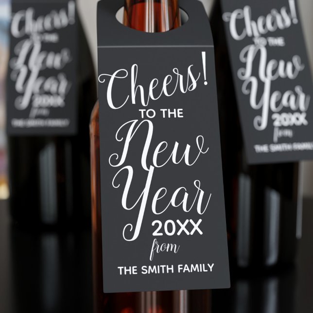 Colgador Para Botellas Saludos al elegante blanco y negro de Año Nuevo (Cheers! Celebrate the New Year with these elegant black and white bottle tags. Just add your name)