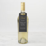 Colgador Para Botellas Saludos al mejor hombre Gracias/nombres/fecha boda<br><div class="desc">¡Tu Mejor Hombre trabajará duro en tu día de bodas! Muestre su apreciación con estilo - déle una botella de su tiple favorito y preséntela con esta fresca percha de botellas, con elegante tipografía de escritura ‘Saludos’ en oro. El resto del texto que puedes personalizar fácilmente con su nombre, su...</div>