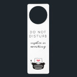 Colgador Para Puerta La máquina de escribir cuta no perturba al escrito<br><div class="desc">No perturbe el signo de sus sesiones de escritura para que su flujo permanezca ininterrumpido. No moleste en letras delgadas y modernas y su nombre en un guión encantador encima de una tipegrafía linda con un corazón rosado en el papel.</div>