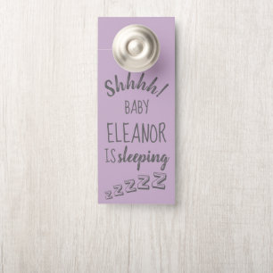 Colgador Para Puertas Bebé Chica Shhh Lavanda Durmiente Percha