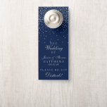 Colgador Para Puertas Boda de Confetti Azul y Glam Plata de Marina<br><div class="desc">La colección de bodas de confeti azul marino y de plata glam es perfecta para cualquier pareja que planee una celebración romántica boda. El diseño presenta un fondo azul marino de moda con un fondo dorado glam que es realmente impresionante y perfecto para cualquier evento especial. La redacción incorpora el...</div>