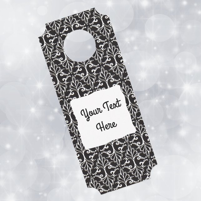 Colgador Para Puertas Elegante diseño de damasco desplazado blanco negro (Elegant damask pattern in black and white with fancy white scrolls on paper door hanger.)