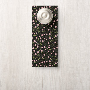 Colgador Para Puertas Flor rosa y cúrcuta sobre negro con patrón de repe
