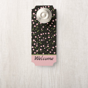 Colgador Para Puertas Flor rosa y cúrcuta sobre negro con patrón de repe