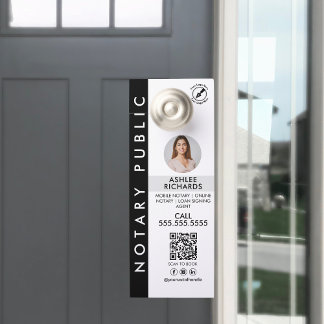 Colgador Para Puertas Logotipo moderno en blanco y negro Código QR Notar