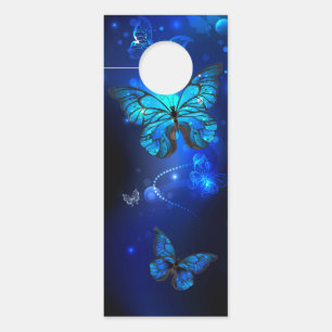 Colgador Para Puertas Mariposa morfo en el fondo oscuro