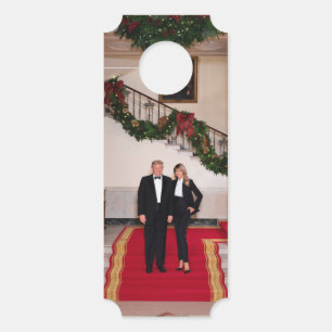 Colgador Para Puertas Navidad acerca al presidente Donald Trump y a Mela