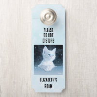 No molestar a un gatito blanco con ojos azules