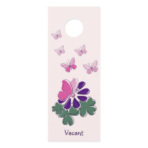 Nombre de doodle de mariposa de flor morada verde