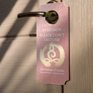 Colgador Para Puertas Rosa del instructor de yoga y meditación de oro Po