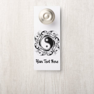 Colgador Para Puertas Símbolo Yin & Yang en estilo de tatuaje en blanco 