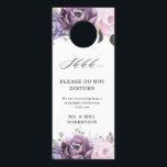 Colgador Para Puertas Tonos de violeta morada agitada florece Boda morad<br><div class="desc">El elegante y moderno colgador de la puerta boda floral de mediados de verano cuenta con un ramo de rosas de acuarela en tonos de ciruela morada, rosa polvoriento, rosa polvoriento, malva, salvia con hojas botánicas verdes y eucalipto. Encontrará más diseños y variaciones de mi tienda "blissweddingpaperie". Y no dudes...</div>
