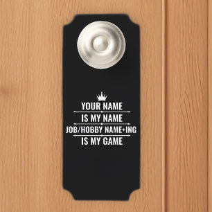 Colgador Para Puertas Trabajo divertido personalizado y nombre de aficio