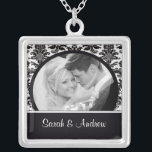 Colgante blanco del damasco del negro de la foto<br><div class="desc">¡Collar blanco y negro de la foto de los pares del boda de la foto del damasco!  ¡Regalo perfecto para nuevamente los pares del casar!</div>