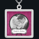 Colgante del damasco del rosa del negro de la foto<br><div class="desc">¡Collar rosado y negro de la foto de los pares del boda de la foto del damasco!  ¡Regalo perfecto para nuevamente los pares del casar!</div>